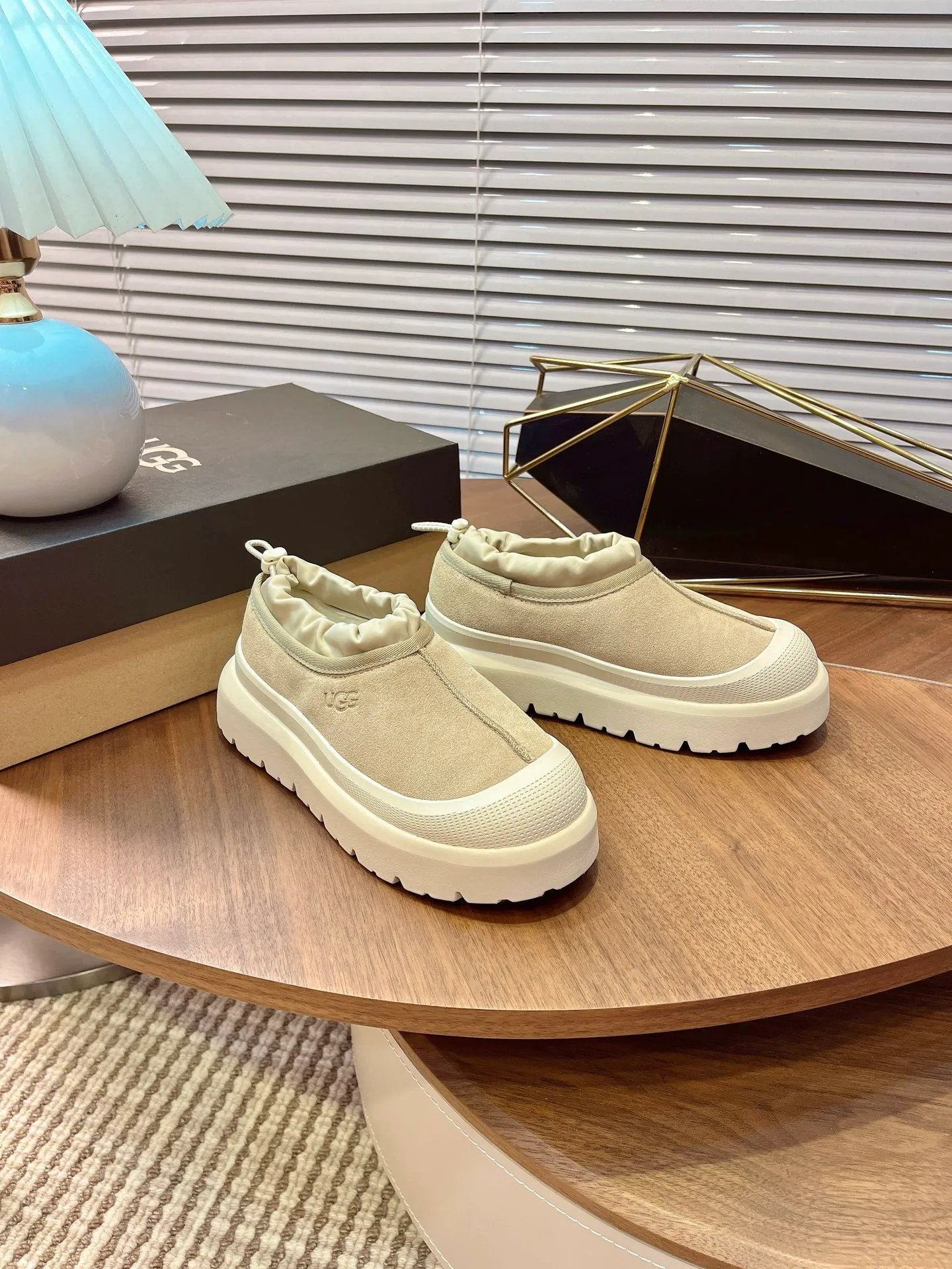 [UGG] P:500💰 Couple shoes Size: 35-44 [Wang Yibo's same style] UGG2025 new winter style Tasman fashion shoes for men and women 1144096 Ugg new fur shoes for autumn and winter, snow boots, same style for men and women ~ Handsome slip-on, lazy shoes, super easy to put on and take off ~ Suede cowhide fabric ~The soles are molded from original soles, not cheap rubber foam, but made of modern material. The characteristics of this material are that it is light, wear-resistant and non-slip. The outsole has a clear logo imprint, which is comparable to that of a store~